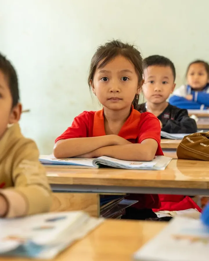 Phòng học và bảng niêm yết