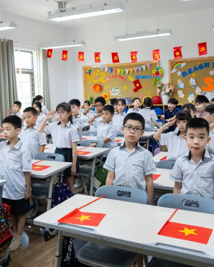 Giáo viên đang giảng bài
